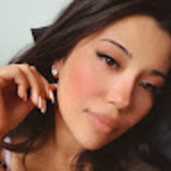 Meet your Posher, Nicole - Picture 1 of 1